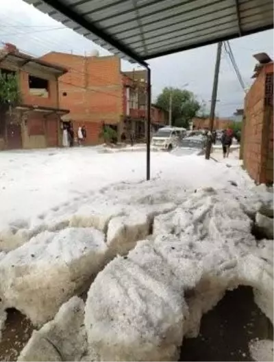 Son dakika... Bolivya'yı şiddetli dolu fırtınası vurduSokakları sel bastı, büyük maddi hasar meydana geldi