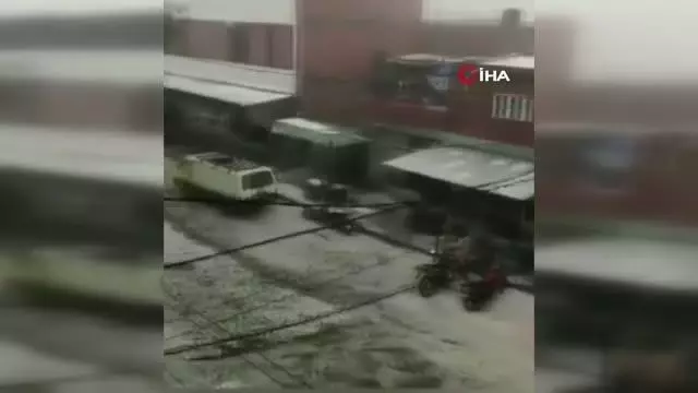 Son dakika... Bolivya'yı şiddetli dolu fırtınası vurduSokakları sel bastı, büyük maddi hasar meydana geldi
