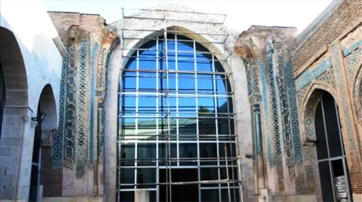 Depremde hasar gören 800 yıllık cami ayağa kaldırılıyor
