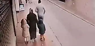 Otomobil, kaldırımda yürüyen 4 kişilik ailenin arasına daldı! Dehşet anları kamerada