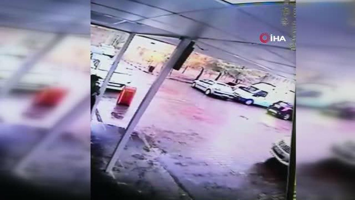 Kaza yapan 9 aylık hamile kadını polisler hastaneye götürdü