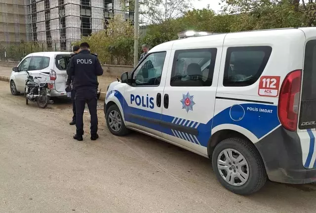 Motosiklet park halindeki araca arkadan çarptı: 2 yaralı