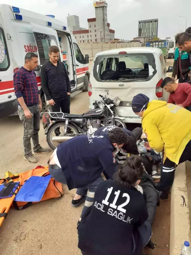 Motosiklet park halindeki araca arkadan çarptı: 2 yaralı