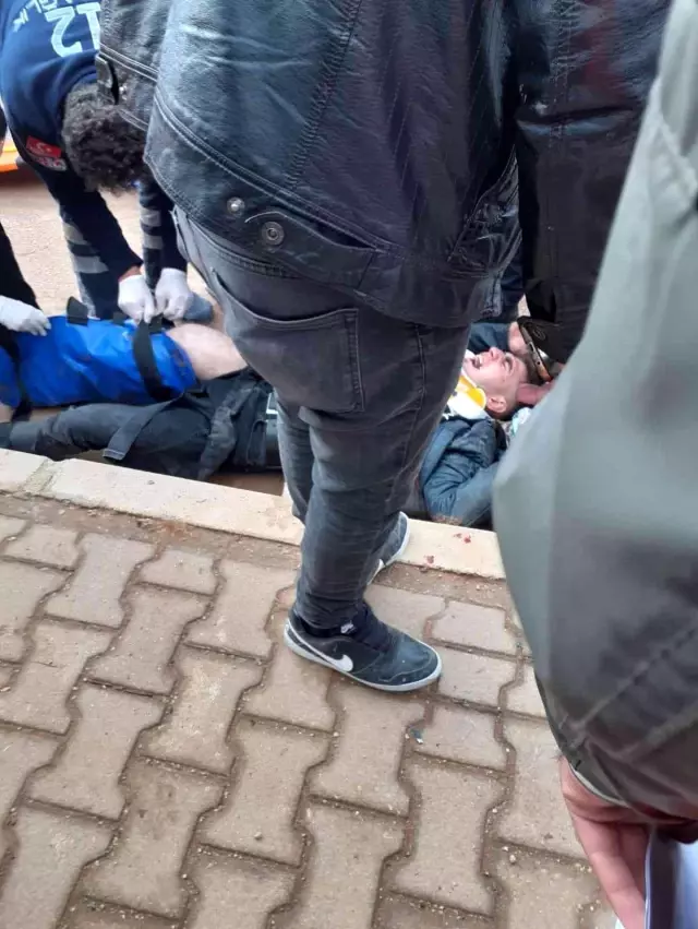 Motosiklet park halindeki araca arkadan çarptı: 2 yaralı