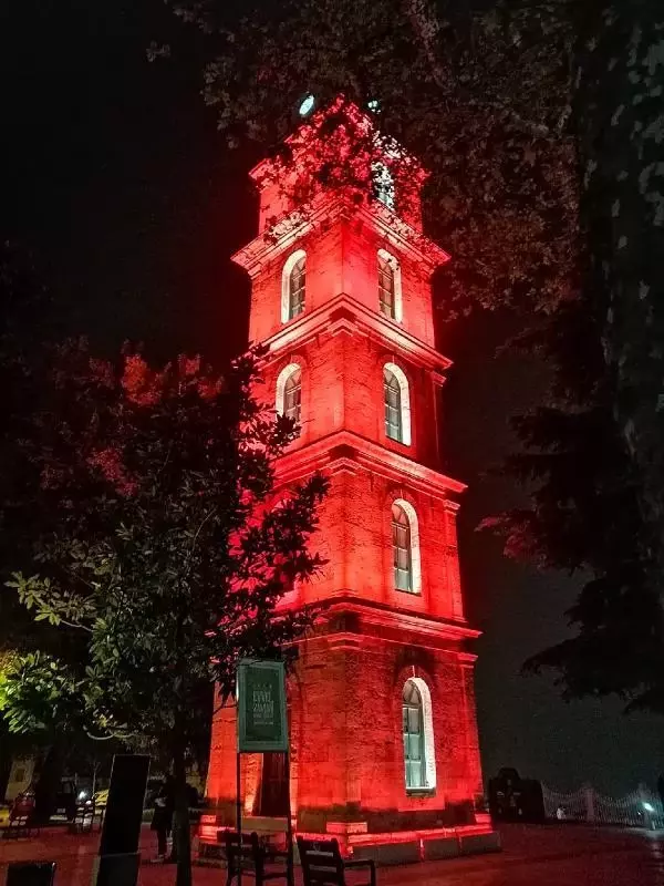 Tarihi anıtlar ve binalar lösemili çocuklar için turuncu ışıklarla aydınlatıldı