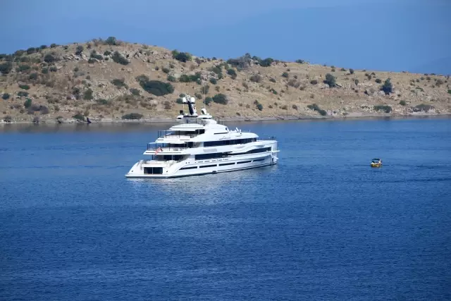 Ünlü iş insanları Gates ve Bezos'un mega yatları Bodrum'un koylarına demirledi