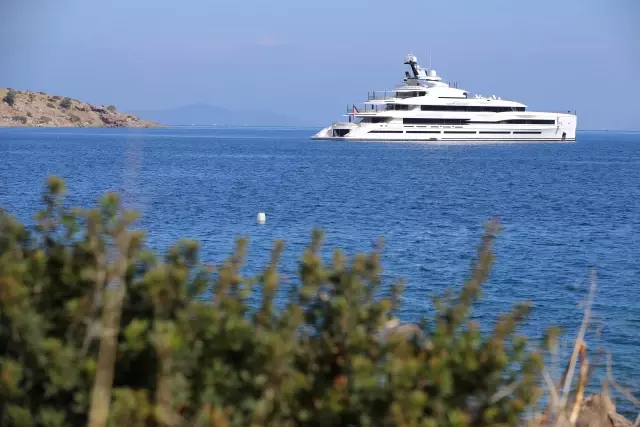 Ünlü iş insanları Gates ve Bezos'un mega yatları Bodrum'un koylarına demirledi