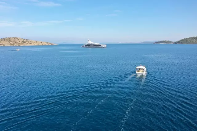 Ünlü iş insanları Gates ve Bezos'un mega yatları Bodrum'un koylarına demirledi