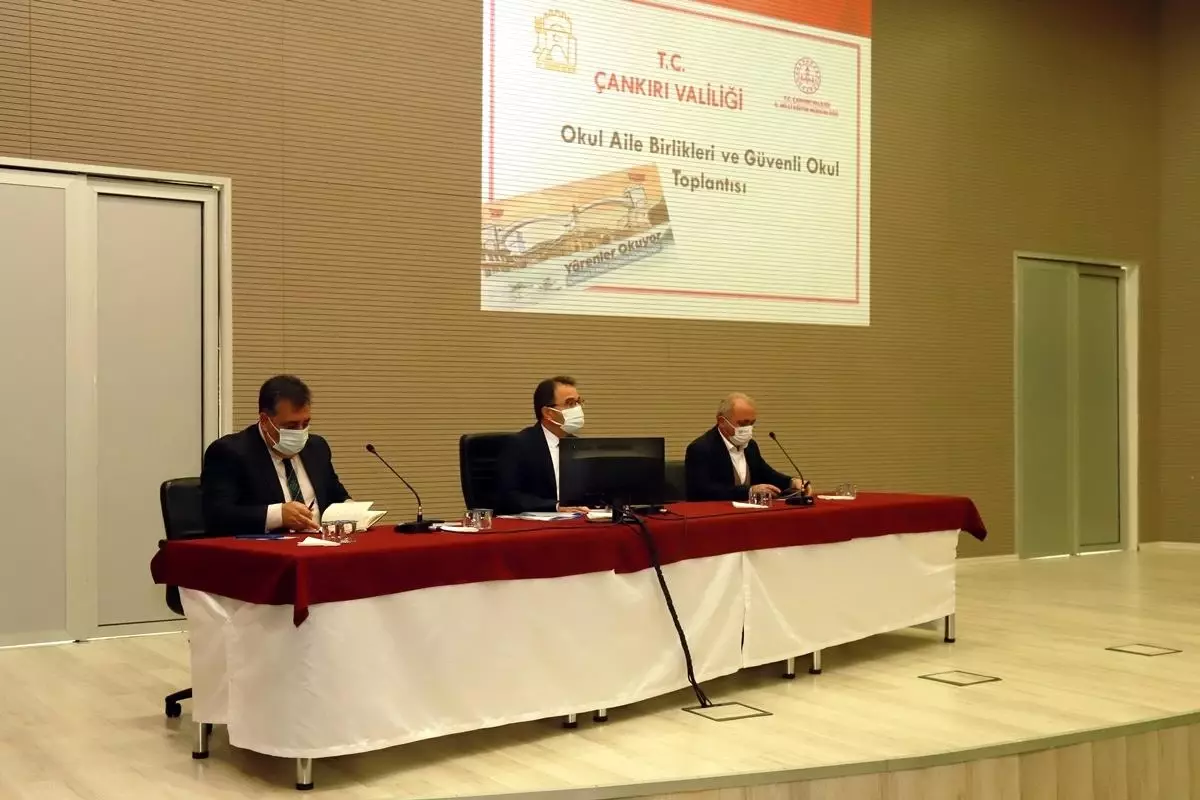 Valimiz Abdullah Ayaz Başkanlığında Okul Aile Birlikleri ve Güvenli Okul Toplantısı Yapıldı