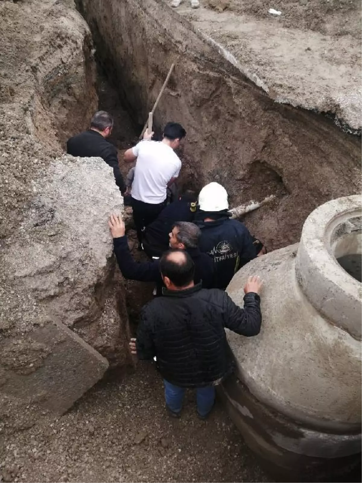 Van'da kanalizasyon çalışmasında göçük; toprak altında kalan işçi kurtarıldı