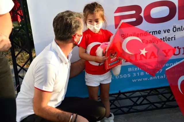 Antalya Emniyeti, 'Tek Sevdamız Türkiye' projesi kapsamında stant açtı