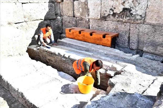 Smyrna Antik Tiyatro'su kulisinde latrina (tuvalet) bulundu