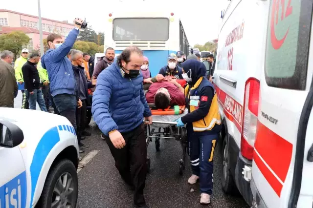 Engelli aracıyla durakta bekleyen halk otobüse çarpan sürücü yaralandı