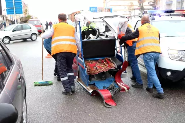 Engelli aracıyla durakta bekleyen halk otobüse çarpan sürücü yaralandı