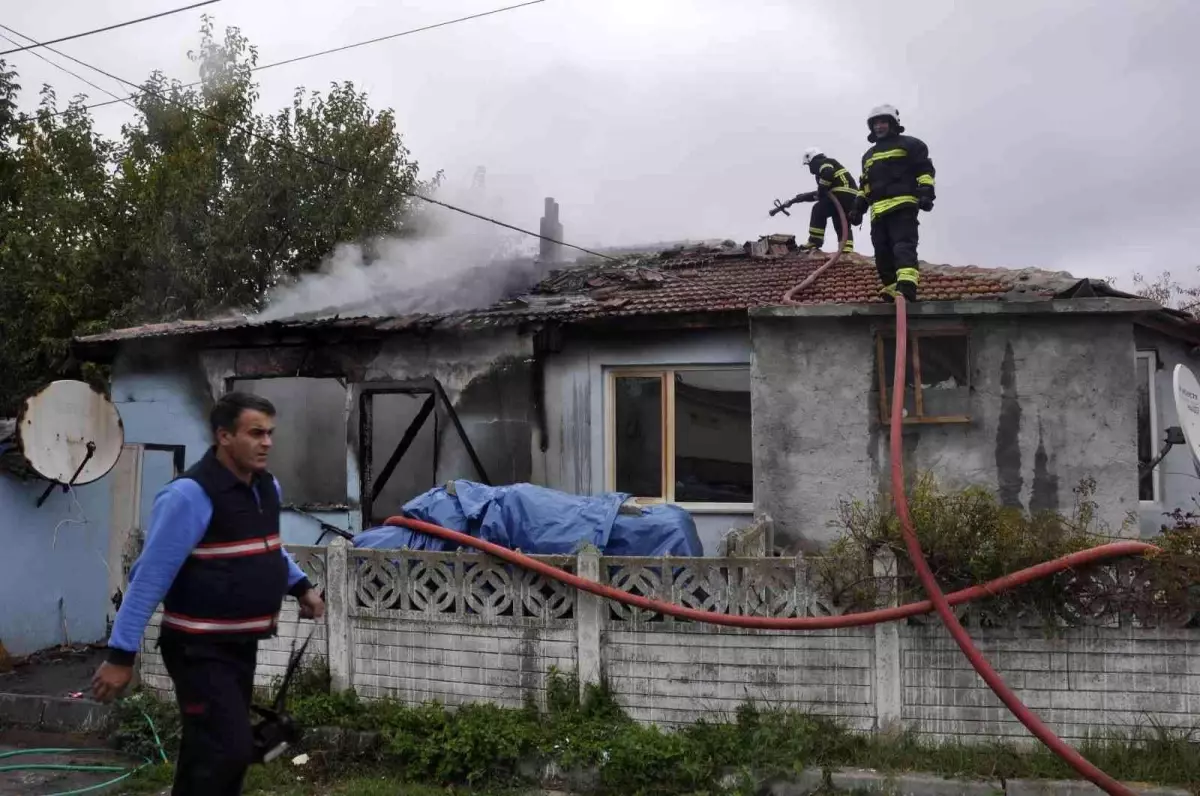 Ev yangını ekipleri seferber etti