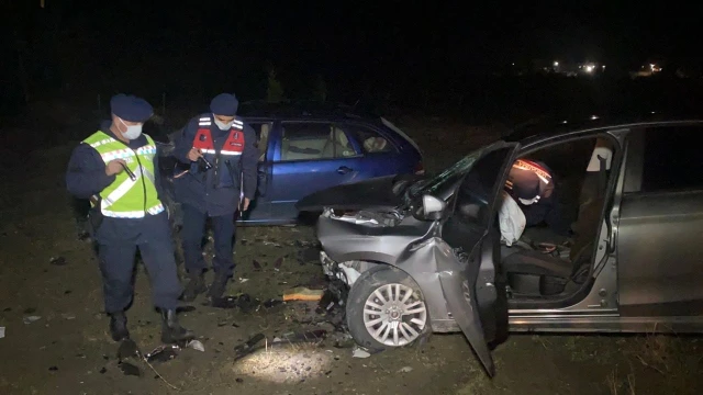 Son dakika haberleri | İki otomobil kafa kafaya çarpıştı: 1 ölü, 1 yaralı