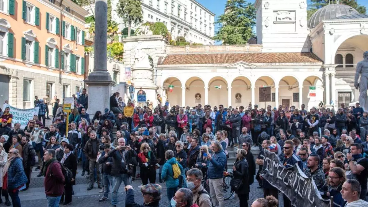 İtalya'da Covid sertifikası karşıtı gösterilerin liderine bir yıl Roma'dan uzaklaştırma cezası verildi