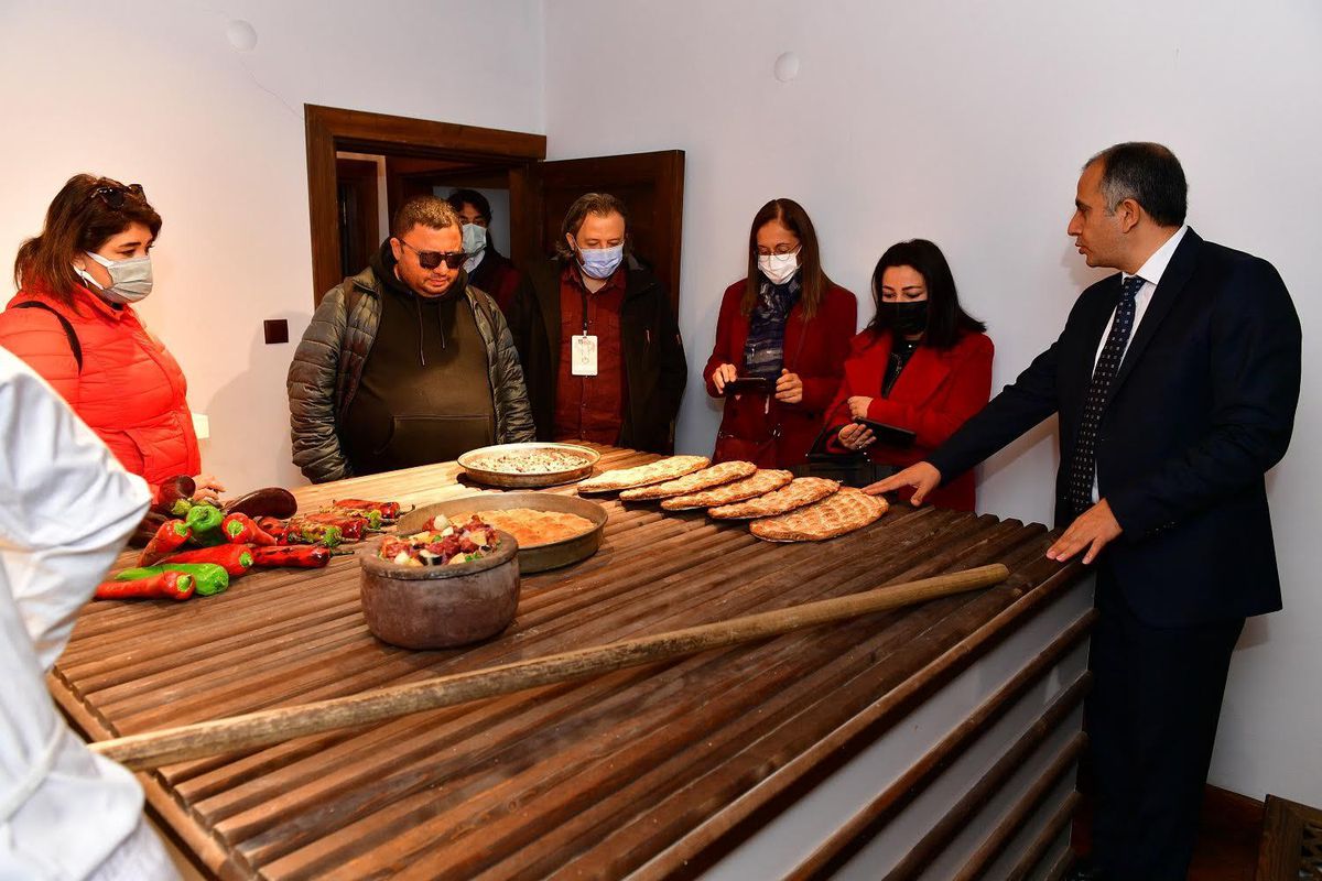 'Konakları, Müzeleri ve Kayısı Çekirdeği Kahvesini Çok Beğendik'