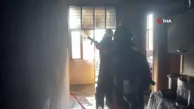 Mersin'de ev yangını, anne çocuğunu yanan odadan kurtardı