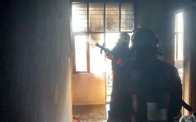 Mersin'de ev yangını, anne çocuğunu yanan odadan kurtardı