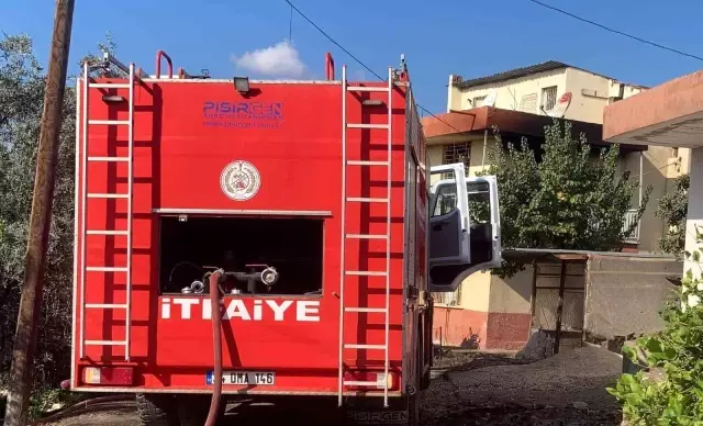 Mersin'de ev yangını, anne çocuğunu yanan odadan kurtardı