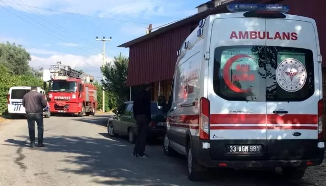 Mersin'de ev yangını, anne çocuğunu yanan odadan kurtardı