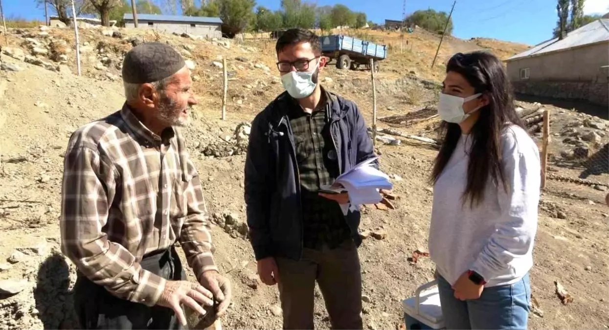 Muş'ta sağlıkçılar vatandaşlara aşı hizmeti ulaştırmak için kapı kapı geziyor