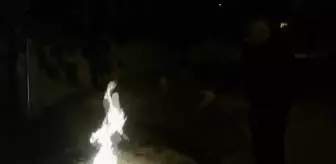 Rögar kapağından çıkan alevler mahallede endişe yarattı