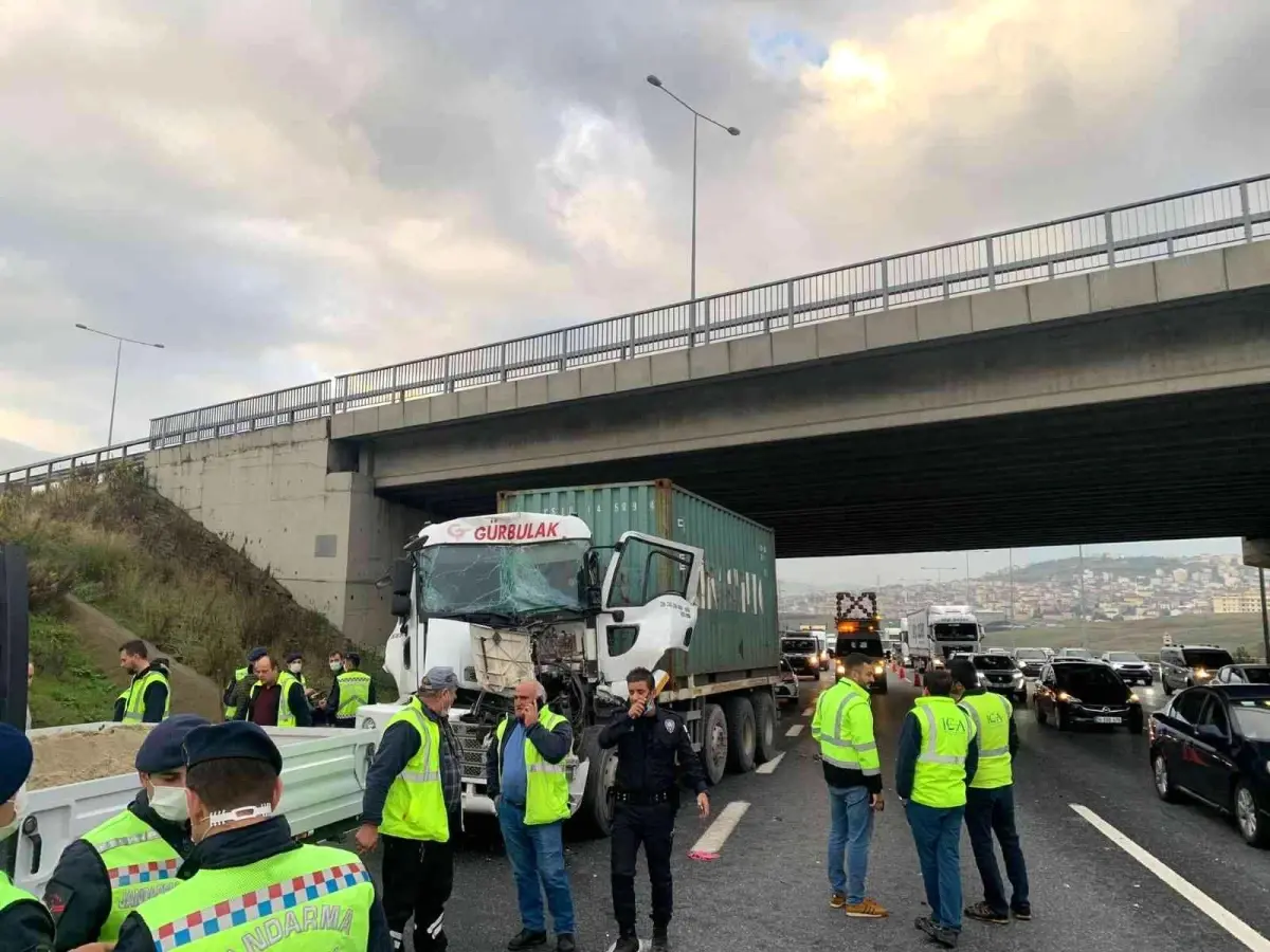 Sancaktepe'de tır kamyona arkadan çarptı: 1 yaralı