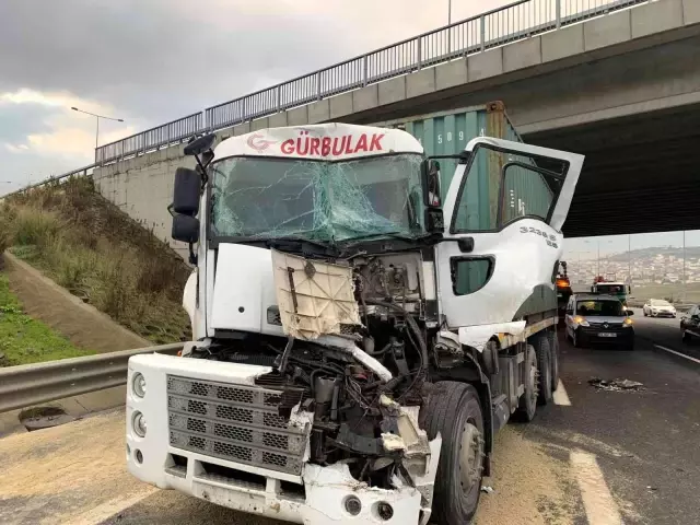 Sancaktepe'de tır kamyona arkadan çarptı: 1 yaralı
