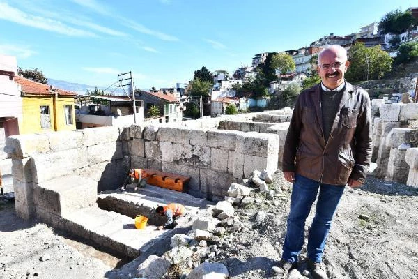 Smyrna Antik Tiyatro'su kulisinde latrina (tuvalet) bulundu