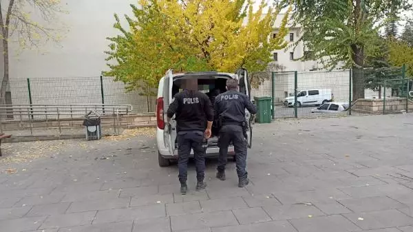 Son dakika gündem: Sosyal medyada kamu görevlilerine hakaret edip, trafikte makas atan 2 kişiye gözaltı