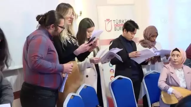 Türkiye'de okuyan yabancı öğrenciler Türk müziği korosu kurdu