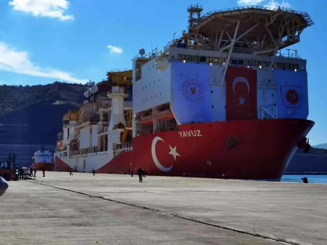 Yavuz Sondaj Gemisi'nin kule montajı için vinçler kuruluyor