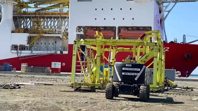 Yavuz Sondaj Gemisi'nin kule montajı için vinçler kuruluyor