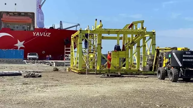 Yavuz Sondaj Gemisi'nin kule montajı için vinçler kuruluyor