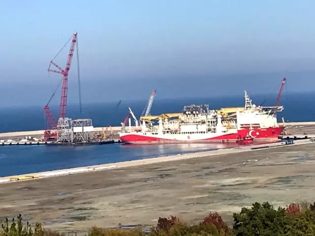 Yavuz Sondaj Gemisi'nin kule montajı için vinçler kuruluyor