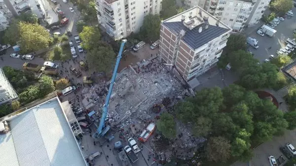 'Doğanlar Apartmanı'nda zemindeki dükkanların kapılarında sıkışma, tabanlarında bombeler vardı'