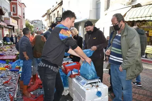 Edirneliler, hamsinin kilosu 5 liraya düşünce kasalarla aldı