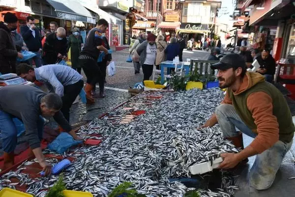 Edirneliler, hamsinin kilosu 5 liraya düşünce kasalarla aldı