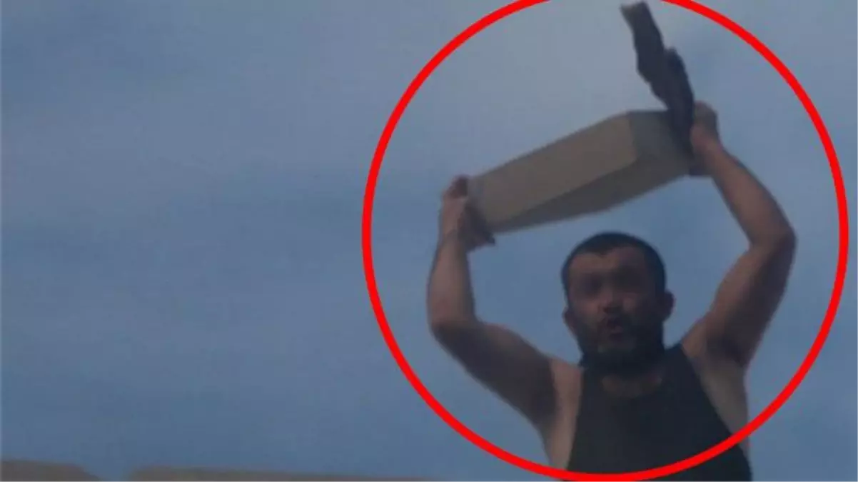 Ekmek bıçağıyla intihara kalkışan şahıs, kendisini kurtarmaya gelen itfaiyecilere kaldırım taşı fırlattı