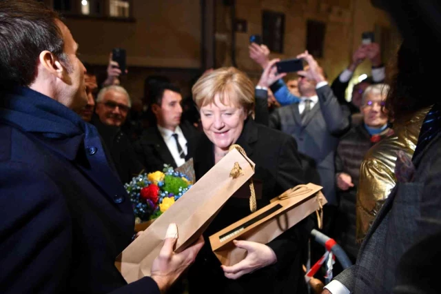 Fransa Cumhurbaşkanı Macron'dan Merkel'e onur nişanı