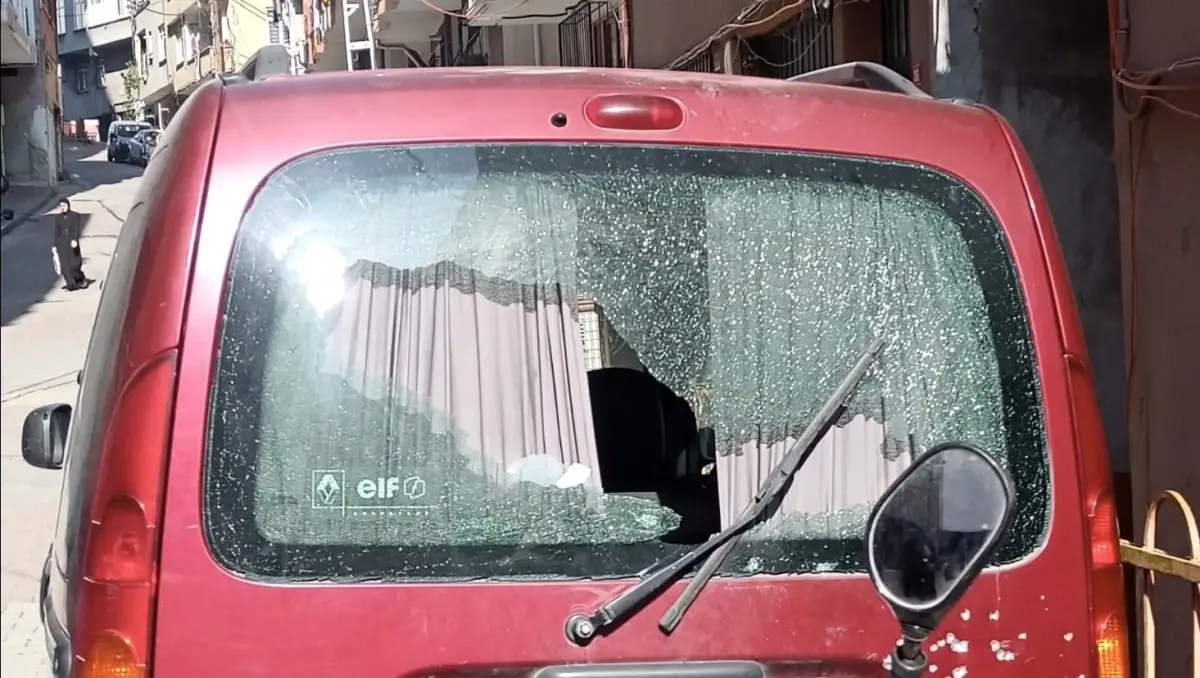 Pompalı tüfekli saldırgan husumetli olduğu iki kardeşi evlerinde oturduğu sırada vurdu