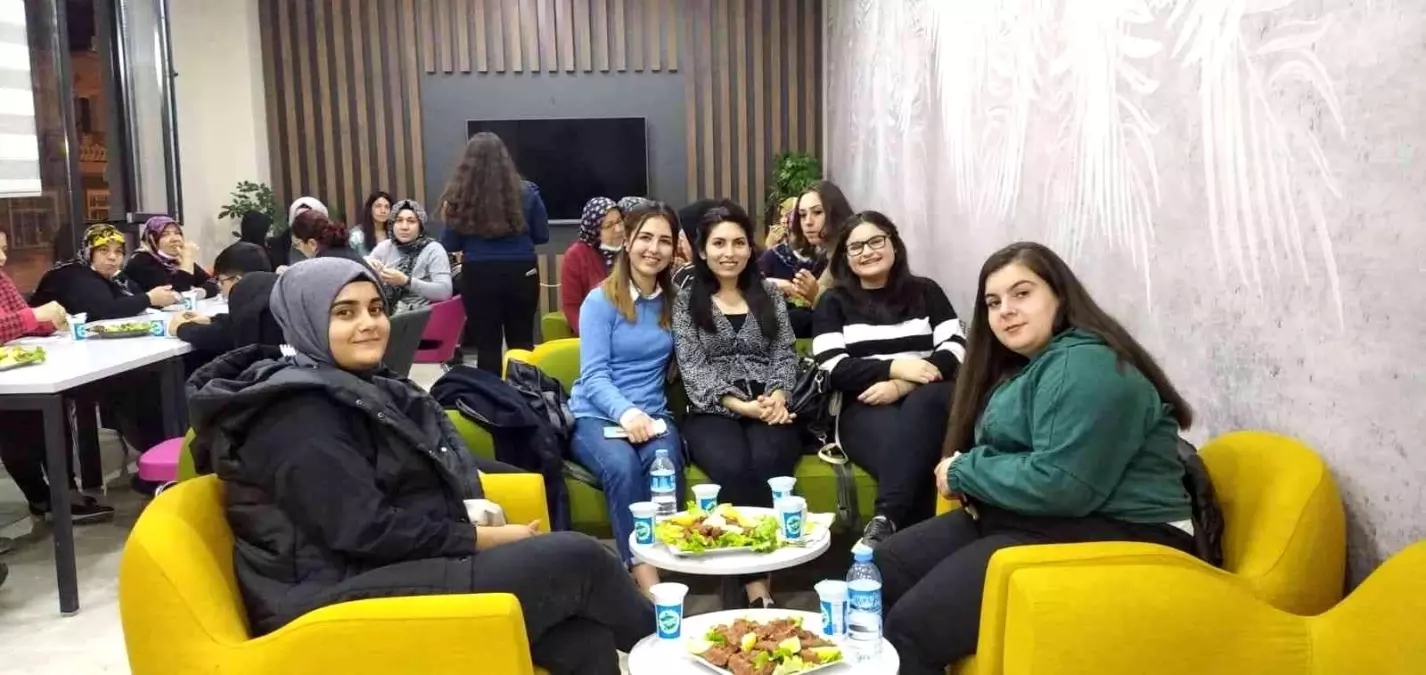Kadınlar yorgunluklarını çiğköfte etkinliği ile attılar
