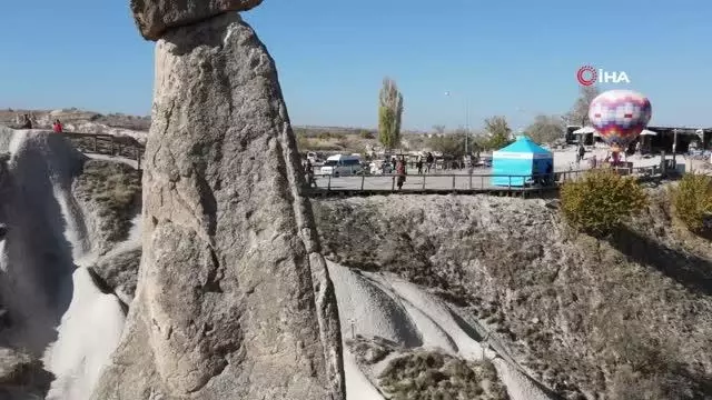 Kapadokya'ta peribacalarının arasında coğrafya dersi