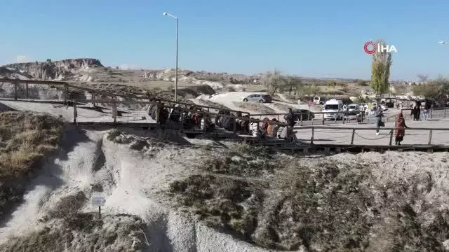 Kapadokya'ta peribacalarının arasında coğrafya dersi