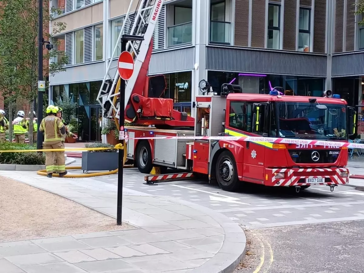 Londra'da 30 katlı binada yangın