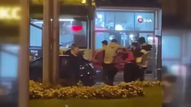 Son dakika 3. sayfa: Ortalık savaş alanına döndü...Tekme, yumruk yetmedi cam şişeyle saldırdılar
