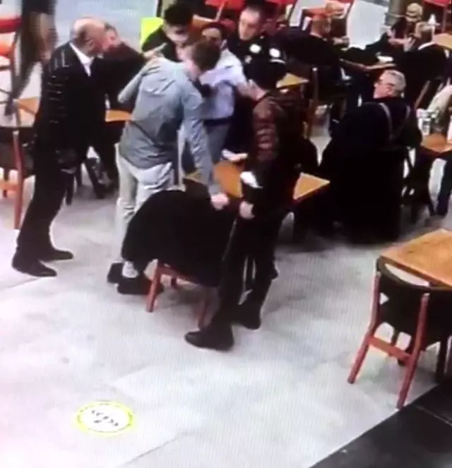 Romanya&#39;dan gelip fuarda iş adamını soydular, ikinci işlerinde suç üstü  yakalandılar: O anlar kamerada - Haberler