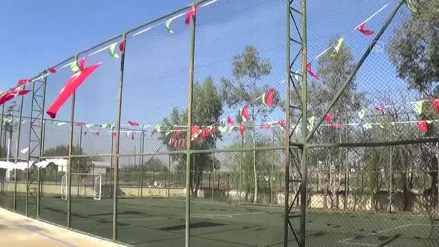 ŞANLIURFA - Şanlıurfasporlu futbolcular, ilkokul öğrencileriyle maç yaptı